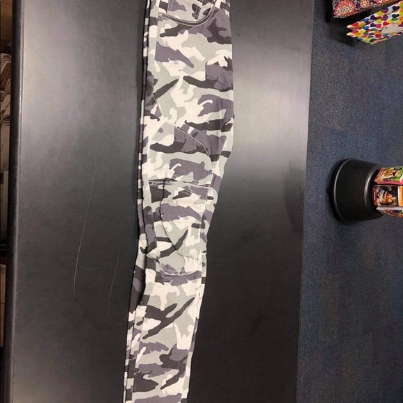 Black and white army - Picture 2 of 2